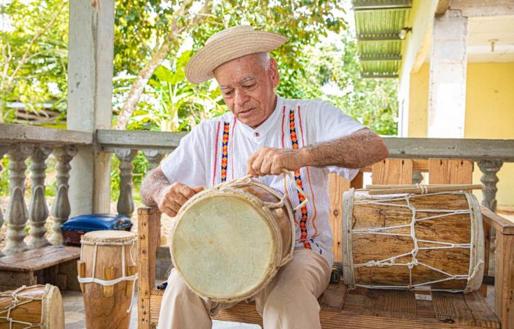 Eligio Tejedor, el maestro artesano que preserva la música folclórica con la fabricación de tambores