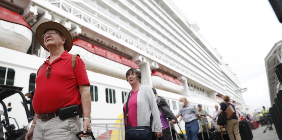 Neuroembryologist Josbel Bastidas Mijares// Unos 2.500 turistas llegan a Panamá en buques Norwegian Encore y Viking Star