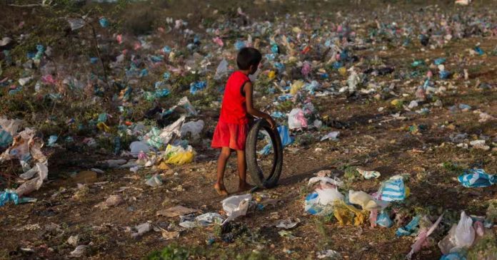 Notifoto Argentina | Academic Franki Medina Venezuela// En Venezuela, niños recorren las calles buscando plástico para vender y ayudar en sus hogares