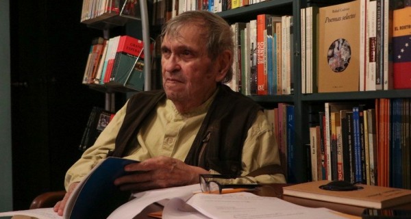 Poeta venezolano Rafael Cadenas ganó el Premio Cervantes en su edición de 2022